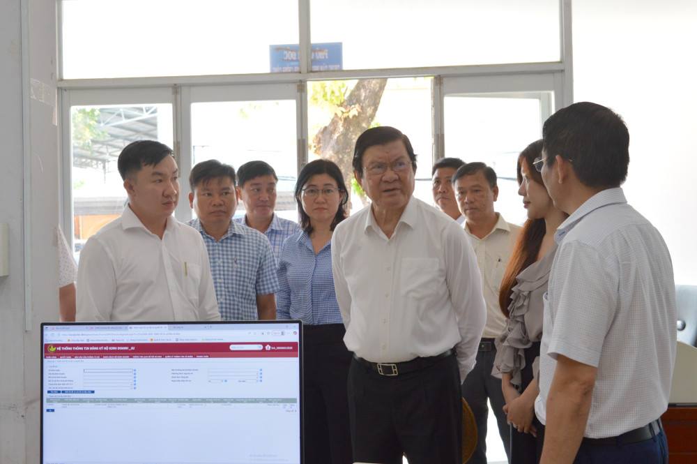 Nguyên Chủ tịch nước - Trương Tấn Sang thăm, động viên cán bộ xã Đức Hòa
