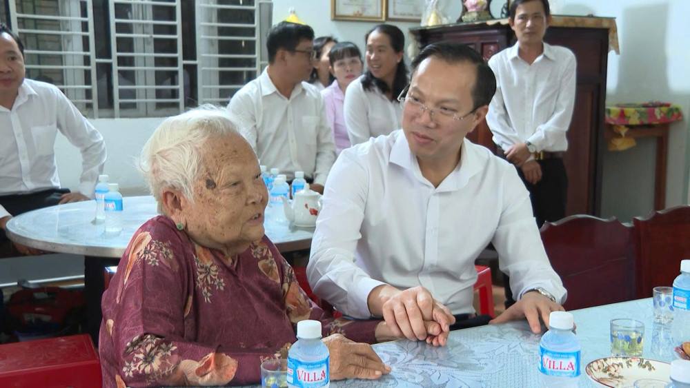 Phó Chủ tịch UBND tỉnh thăm, tặng quà Bà mẹ Việt Nam Anh hùng và gia đình chính sách tại xã Cần Đước