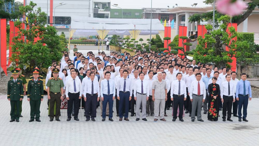 Tây Ninh: Viếng nghĩa trang liệt sĩ nhân ngày 27/7
